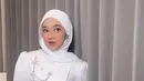 Agar tampil maksimal di pernikahan sahabat, wajah cantik Nabila Taqiyyah ini dipoles oleh MUA ternama di Surabaya. Dalam tangkapan layar direct message (DM) Instagram yang diunggah oleh sang MUA, Nabila Taqiyyah akui suka dengan puas dengan hasil polesan tangan ajaib sang MUA. Terbukti netizen juga banyak yang memuji penampilan Nabila Taqiyyah. (Liputan6.com/IG/@bynouramakeup)