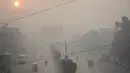 Sejumlah penglaju terlihat diselimuti kabut asap di Lahore, Pakistan timur, pada 10 November 2020. Kabut asap tebal menyelimuti banyak wilayah di Lahore pada Selasa (10/11). (Xinhua/Sajjad)