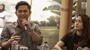 Pengisi soundtrack dan pemain film Guru Ngaji, Cakra Khan dan Andania Suri memberi keterangan saat jumpa pers di Jakarta, Senin (19/2). Sebagian keuntungan dari film ini akan disumbangkan kepada para guru ngaji. (Liputan6.com/Faizal Fanani)