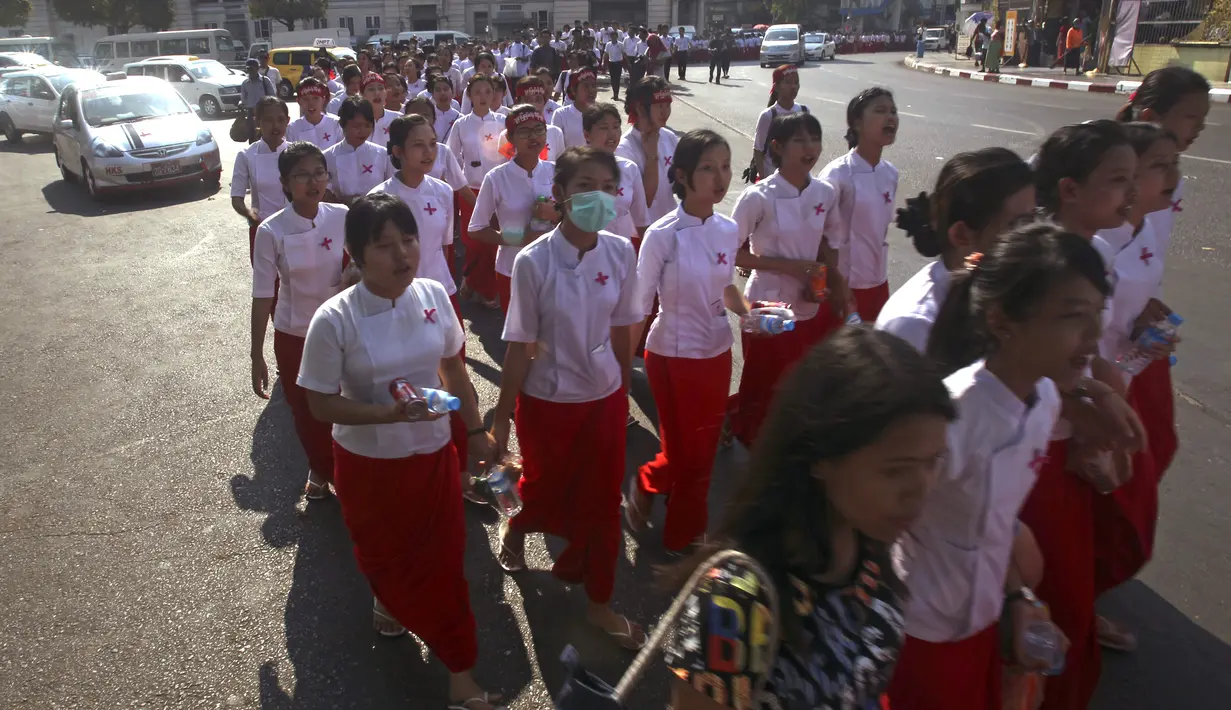 Sejumlah perawat dan bidan menggelar aksi protes di depan Monumen Kemerdekaan di Yangon, Myanmar, Rabu (15/3). Mereka menolak penerapan lisensi yang diajukan Departemen Kesehatan. (AP Photo / Thein Zaw)