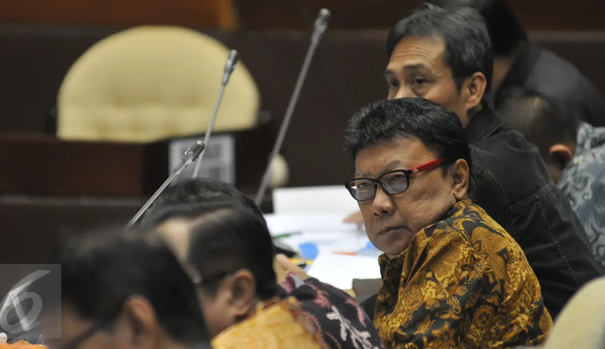 Mendagri Tjahjo Kumolo ketika mengikuti rapat kerja dengan Komisi II DPR RI di Ruang Rapat Komisi II, Gedung DPR, Senayan, Jakarta, Selasa (23/6/2015). Rapat tersebut persiapan Pilkada Serentak 2015. (Liputan6.com/Herman Zakharia)