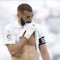 Striker Real Madrid, Karim Benzema, tampak lesu meski berhasil menaklukkan Villarreal pada laga Liga Spanyol di Stadion Alfredo di Stefano, Sabtu (22/5/2021). Real Madrid menang dengan skor 2-1. (AP/Pablo Morano)