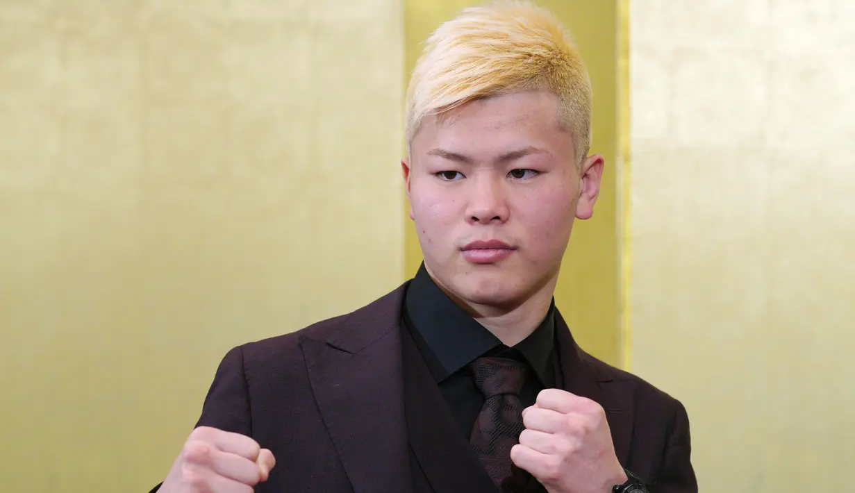 Kickboxer Jepang Tenshin Nasukawa berpose  usai konferensi pers di Tokyo (29/12). Nasukawa akan melawan Floyd Mayweather Jr dalam pertandingan eksibisi tiga putaran di Jepang pada Malam Tahun Baru. (AP Photo/Eugene Hoshiko)
