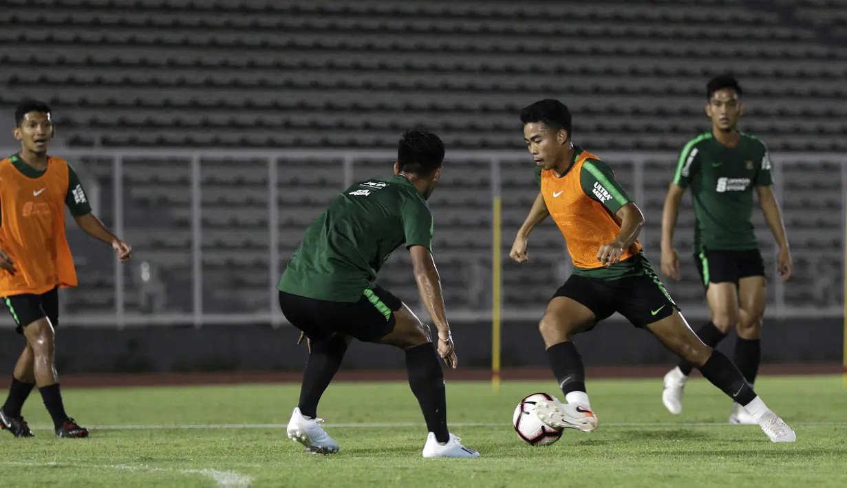 Pemain Timnas Indonesia U-23, Nurhidayat Haris, berebut bola saat berlatih di Stadion Madya, Jakarta, Selasa (23/7). Latihan ini merupakan persiapan jelang SEA Games 2019. (Bola.com/Yoppy Renato)