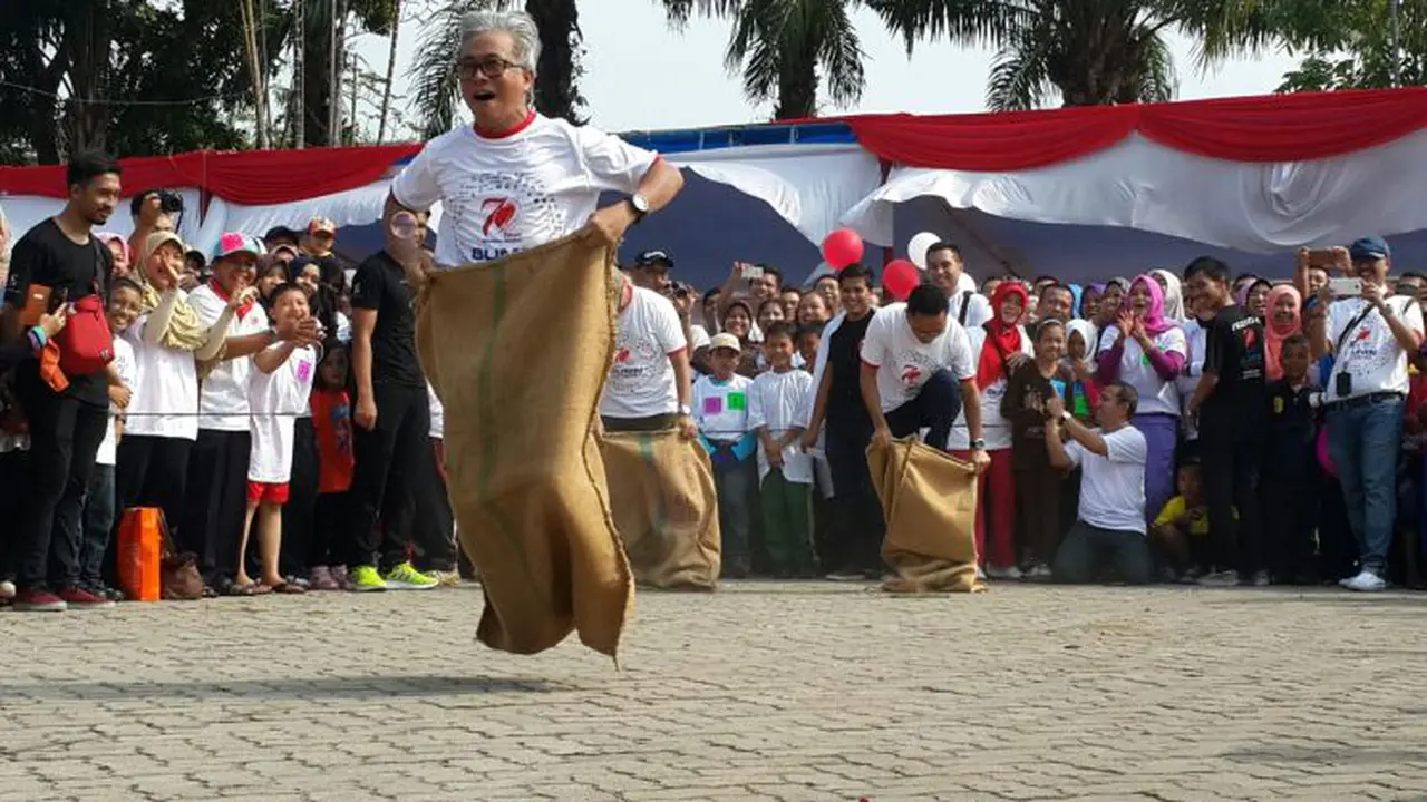 Direktur Utama PT Pertamina (Persero) Dwi Soetjipto saat mengikuti lomba balap karung di Lapangan Purna MTQ Pekanbaru, Riau, Minggu (16/8/2015).