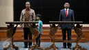 Mendikbud yang baru Muhadjir Effendy (kanan) bersama mantan Mendikbud Anies Baswedan saat serah terima jabatan di Jakarta, (27/7). Muhadjir Effendy resmi menggantiikan Anies Baswedan sebagai Menteri Pendidikan dan Kebudayaan. (Liputan6.com/JohanTallo)