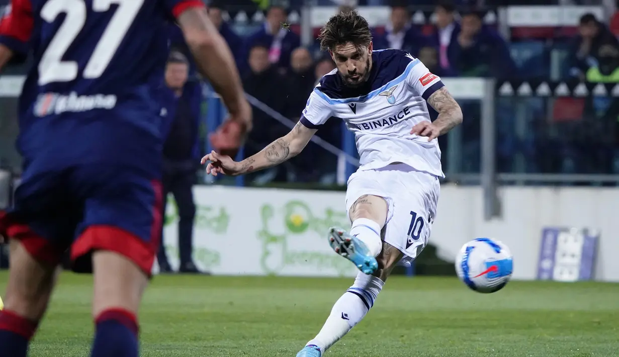 Lazio berhasil menggandakan keunggulan saat Cagliari fokus menyerang. Gol dicetak Luis Alberto pada menit ke-42 usai menerima umpan Felipe Anderson lewat skema serangan balik cepat. (LaPresse via AP/Alessandro Tocco)