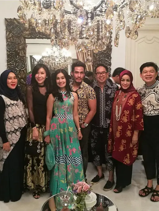 Setelah itu, pasangan ini mencatatkan pernikahannya di KUA pada 11 Juli 2011. Hingga kini, 17 tahun sudah keduanya membina rumah tangga. Acara syukuran pernikahan pun digelar di kediamannya di kawasan Simprug Golf. (Instagram/isdadahlia)