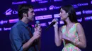 Pemeran 'Beast' Darick Pead dan  pemeran Belle Hilary Maiberger saat bernyanyi pada jumpa pers “Disney’s Beauty and The Beast The Original Broadway Musical Spectacular” di Ciputra Artpreneur Theater, Jakarta, Senin (20/4). (Liputan6.com/Faisal R Syam)