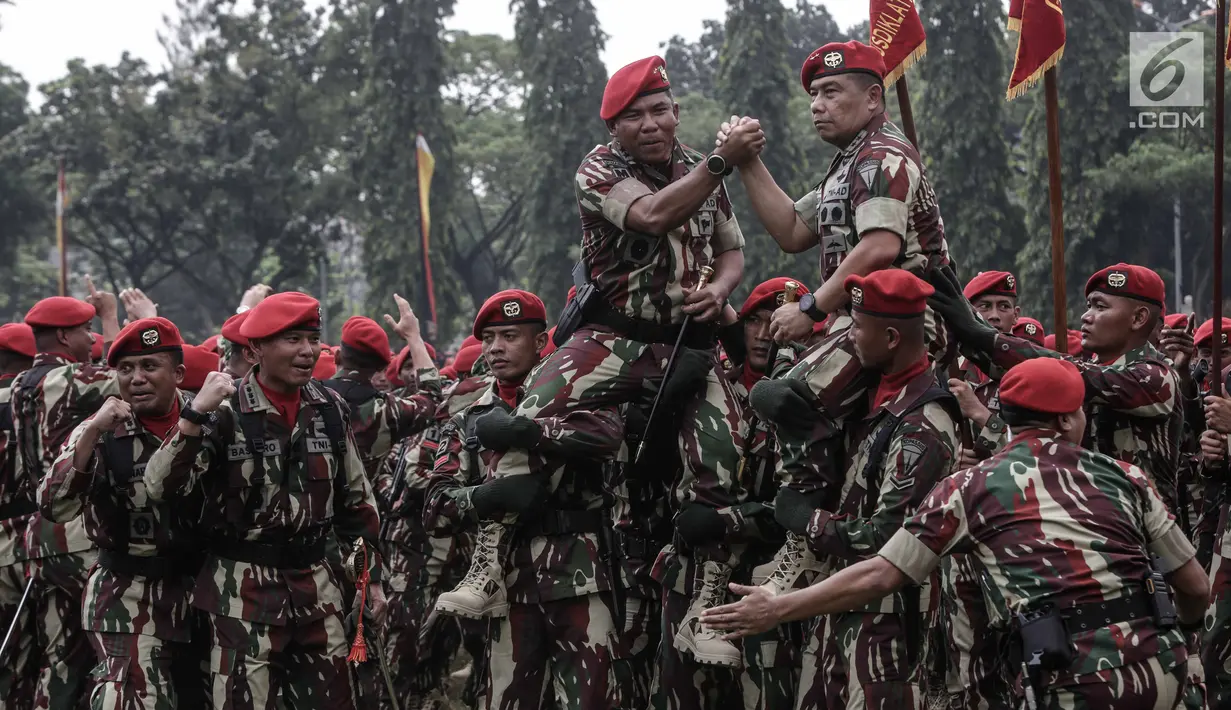 Mayjen Madsuni dan Danjen Kopassus Mayjen Eko Margiyono diangkat sejumlah prajurit Kopassus usai upacara penyerahan satuan Komando Pasukan Khusus di Lapangan Mako Kopassus, Jumat (23/3). Kopasssus resmi dipegang Eko Margiyono. (Liputan6.com/Faizal Fanani)