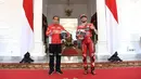 Presiden Joko Widodo berfoto dengan pembalap Ducati Lenovo, Jack Miller di Istana Merdeka, Jakarta, Rabu (16/3/2022). Para pembalap datang dengan memakai setelah baju khusus balap motor yang akan dipakai dalam Grand Prix Indonesia di Mandalika pada 20 Maret 2022 (Lukas - Biro Pers/Setpres)
