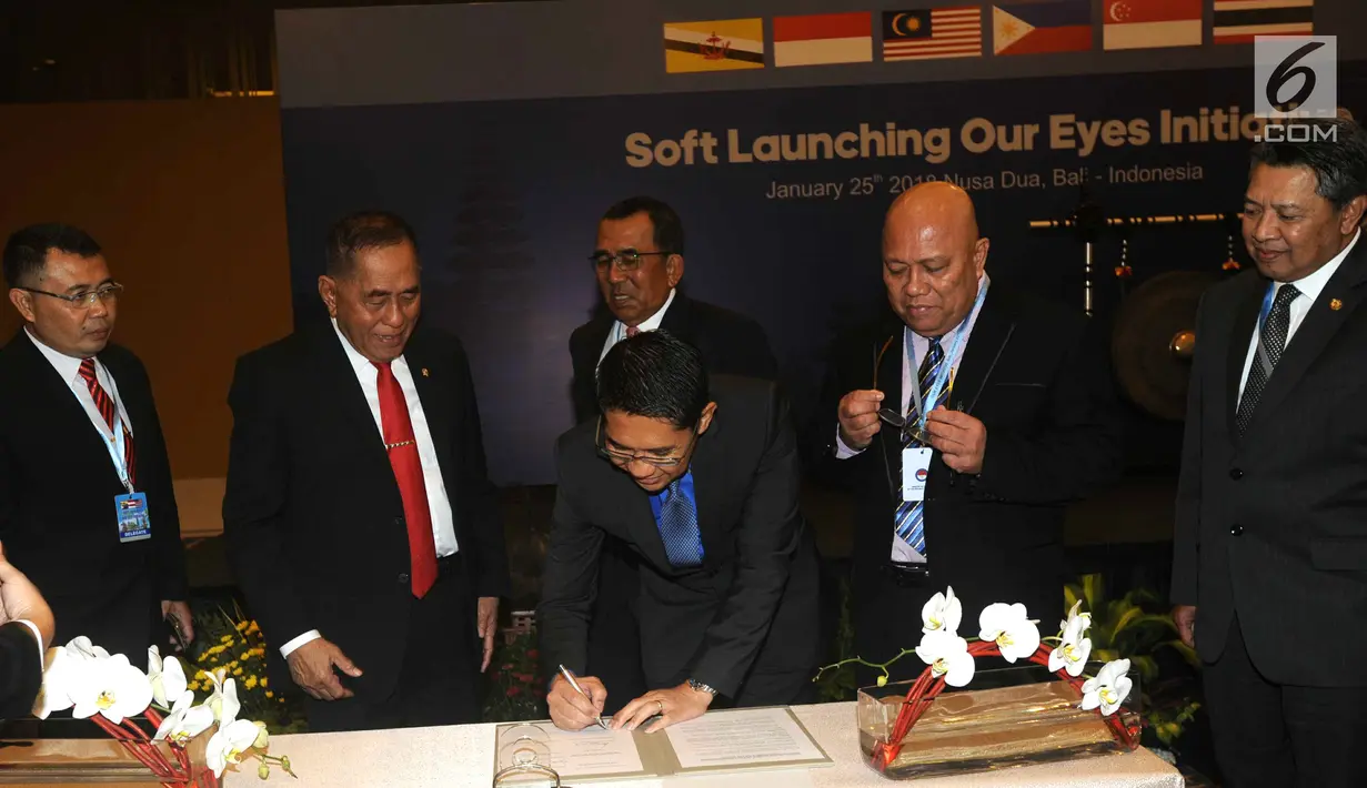 Menhan RI Ryamizard Ryacudu bersama perwakilan lima negara ASEAN saat soft launching Our Eyes di Nusa Dua, Bali, Kamis (25/1). Indonesia dan lima negara ASEAN sepakat kerja sama menghadapi ancaman terorisme. (Liputan6.com/Pool/Yudi Karnaedi)