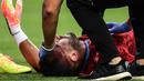 Kiper Napoli, David Ospina, saat mengalami cedera hingga harus ditandu keluar lapangan dalam laga Napoli kontra Atalanta pada Jumat (3/7/2020). Ospina yang coba menghalau bola berbenturan dengan Mario Rui dan Mattia Caldara dan mengalami cedera pendarahan di bagian kepala. (AFP/Miguel Medina)