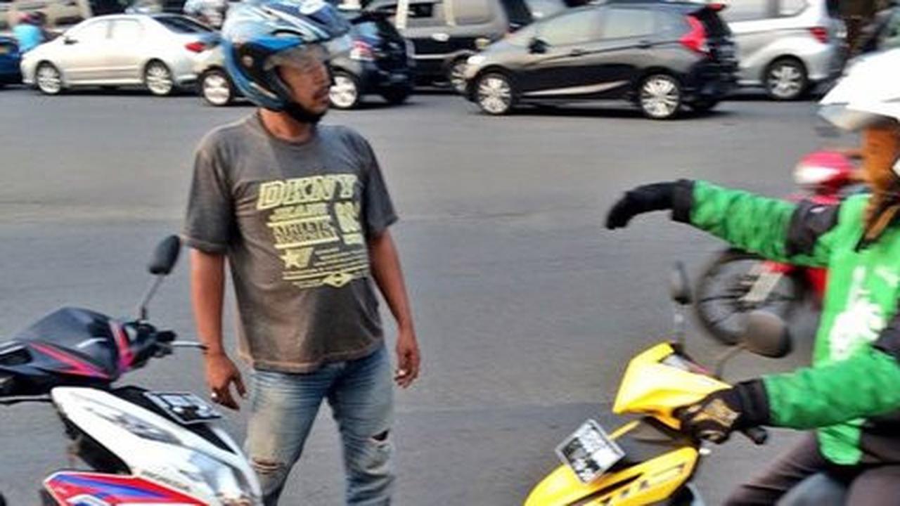 Bentrok pengendara GO-JEK dan ojek pangkalan Bandung, satu luka