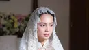 Pemeran Sijjin itu memancarkan keanggunan dibalut lace dress perpaduan warna white dan beige lansiran lace by artkea. [@anggikabolsterli].