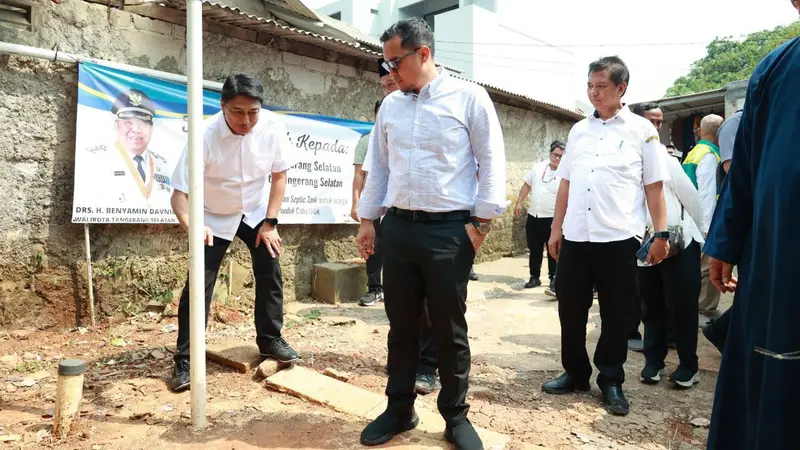 Wakil Wali Kota Tangerang Selatan, Pilar Saga Ichsan saat serah terima pembangunan tangki septik ke masyarakat di Pondok Cabe Ilir dan Pondok Cabe Udik, Kecamatan Pamulang pada Rabu, 31 Juli 2024. (Istimewa)