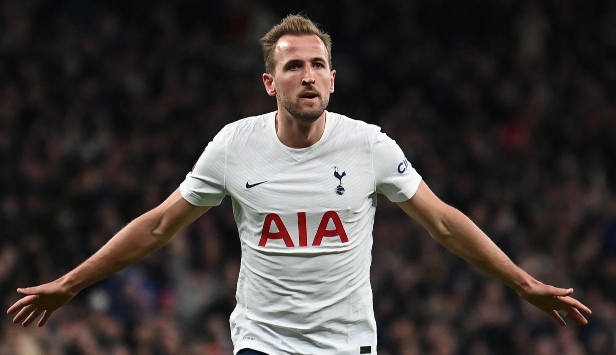 Sosok Harry Kane tentu sudah tidak asing lagi dalam kancah Liga Inggris bareng Spurs, termasuk aksinya bersama Timnas Inggris. Berkat ketajamannya, ia bak menjadi predator ulung sekaligus pemegang 5 rekor baik di level klub maupun timnas. Apa saja rekornya? (AFP/Daniel Leal)