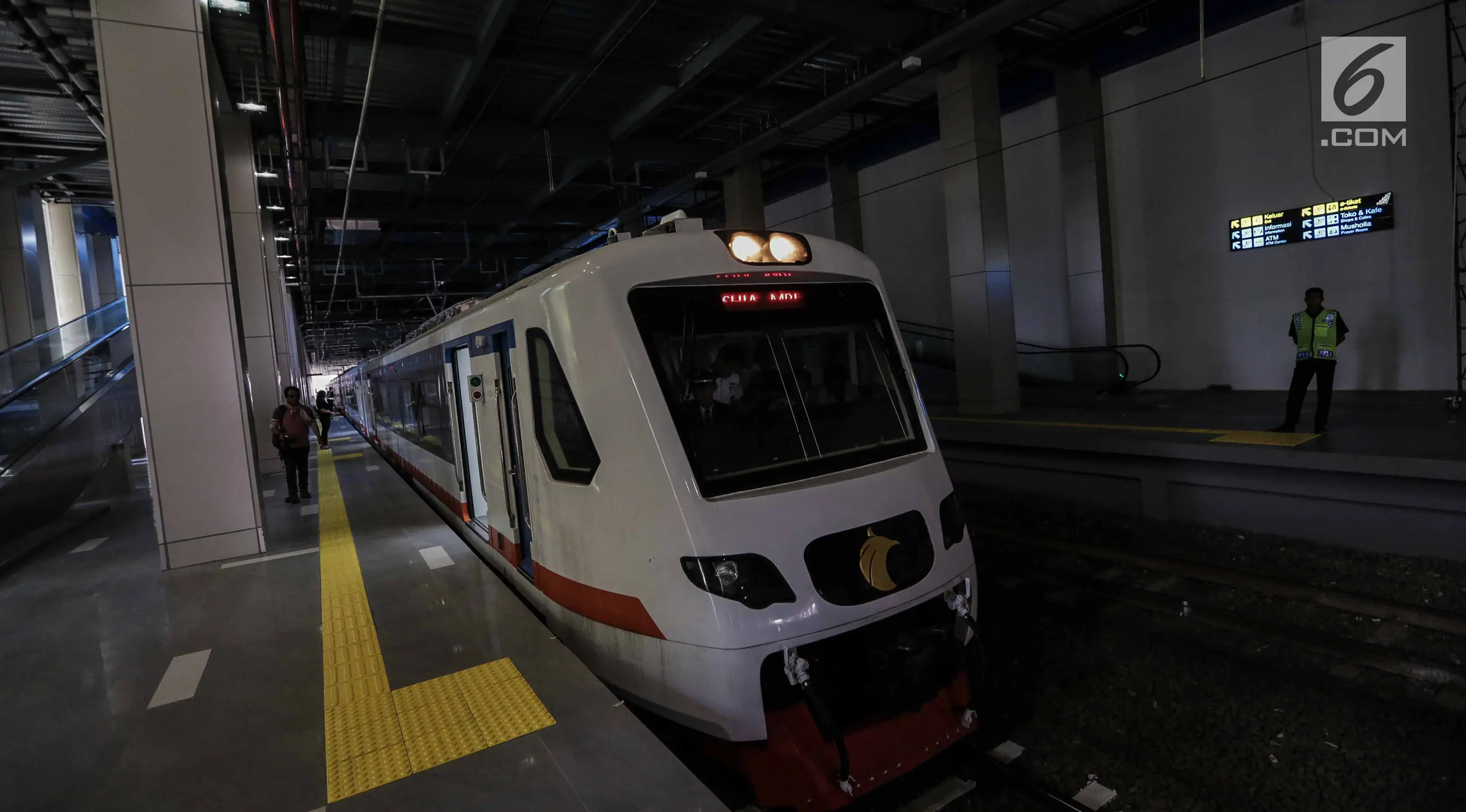 Rangkaian kereta Bandara Soekarno-Hatta yang mulai beroperasi memasuki peron stasiun Sudirman Baru, Jakarta, Selasa (26/12). Rencananya, operasional kereta bandara akan diresmikan Presiden Joko Widodo pada 2 Januari 2018. (Liputan6.com/Faizal Fanani)