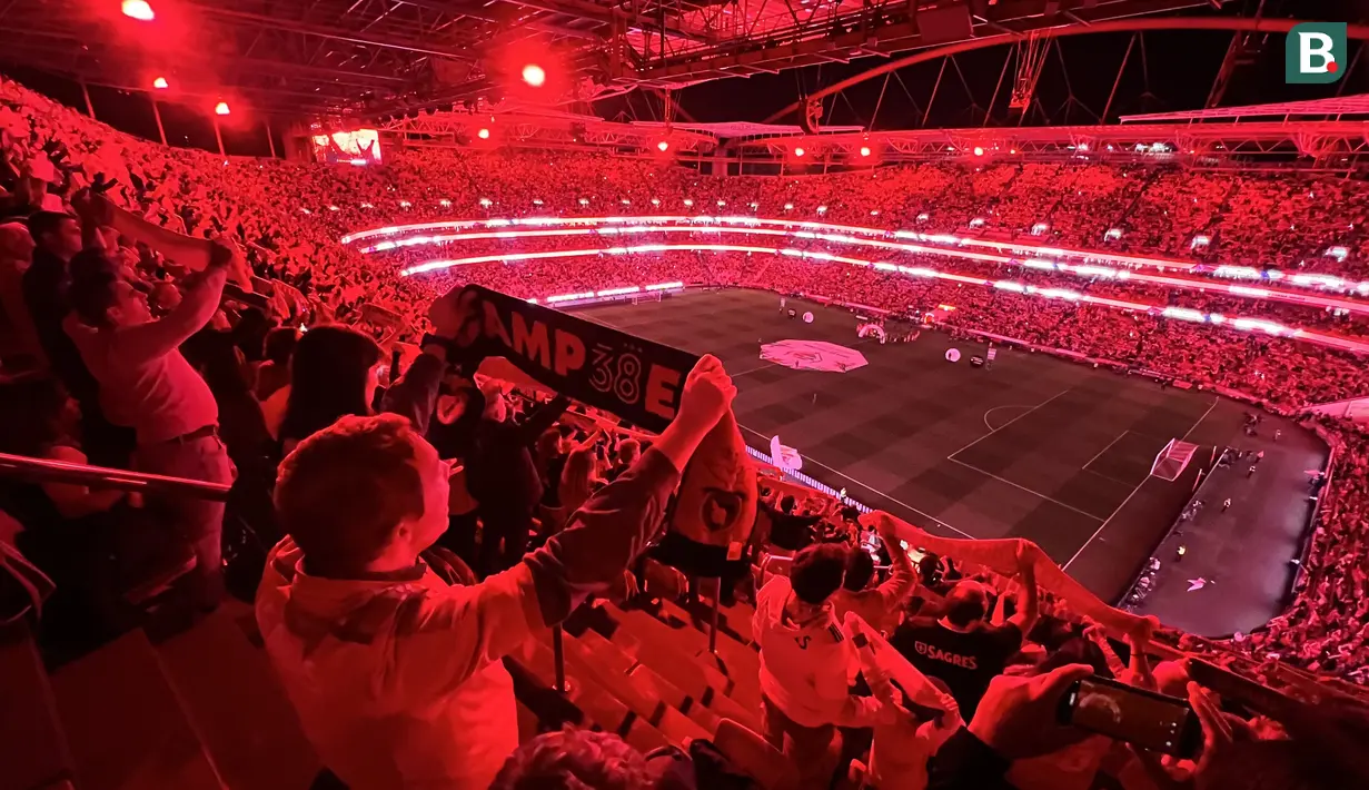 Tak berhenti di situ saja, semangat para pendukung Benfica dibuat lebih menyala dengan atraksi lampu stadion. Aksi nyala-padam diiringi musik memaksa penonton untuk terperangah takjub. (Bola.com/Bagaskara Lazuardi)
