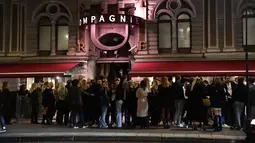 Orang-orang mengantre di luar klub malam untuk merayakan berakhirnya pembatasan selama pandemi Covid-19 di Stureplan di pusat Stockholm, Swedia, Rabu (29/9/2021). (Pontus Lundahl/TT via AP)