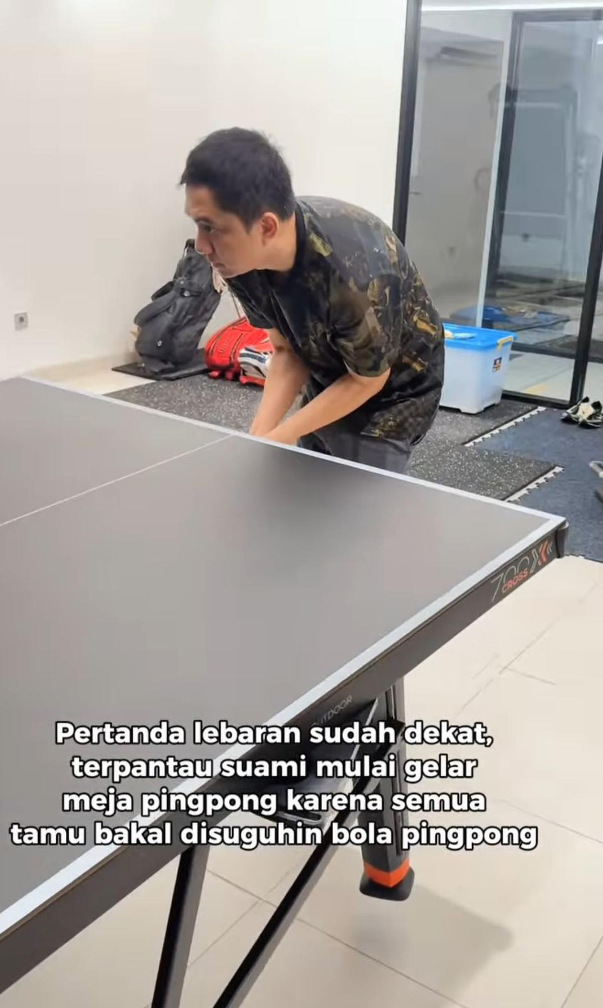 Momen Suami Ayu Dewi Sibuk Persiapkan Meja Pingpong untuk Sambut Tamu Lebaran