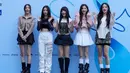 Para anggota grup K-Pop Korea Selatan NewJeans berpose selama Seoul Fashion Week di Dongdaemun Design Plaza di Seoul, Korea Selatan, Selasa, 5 September 2023. (AP Photo/Ahn Young-joon)