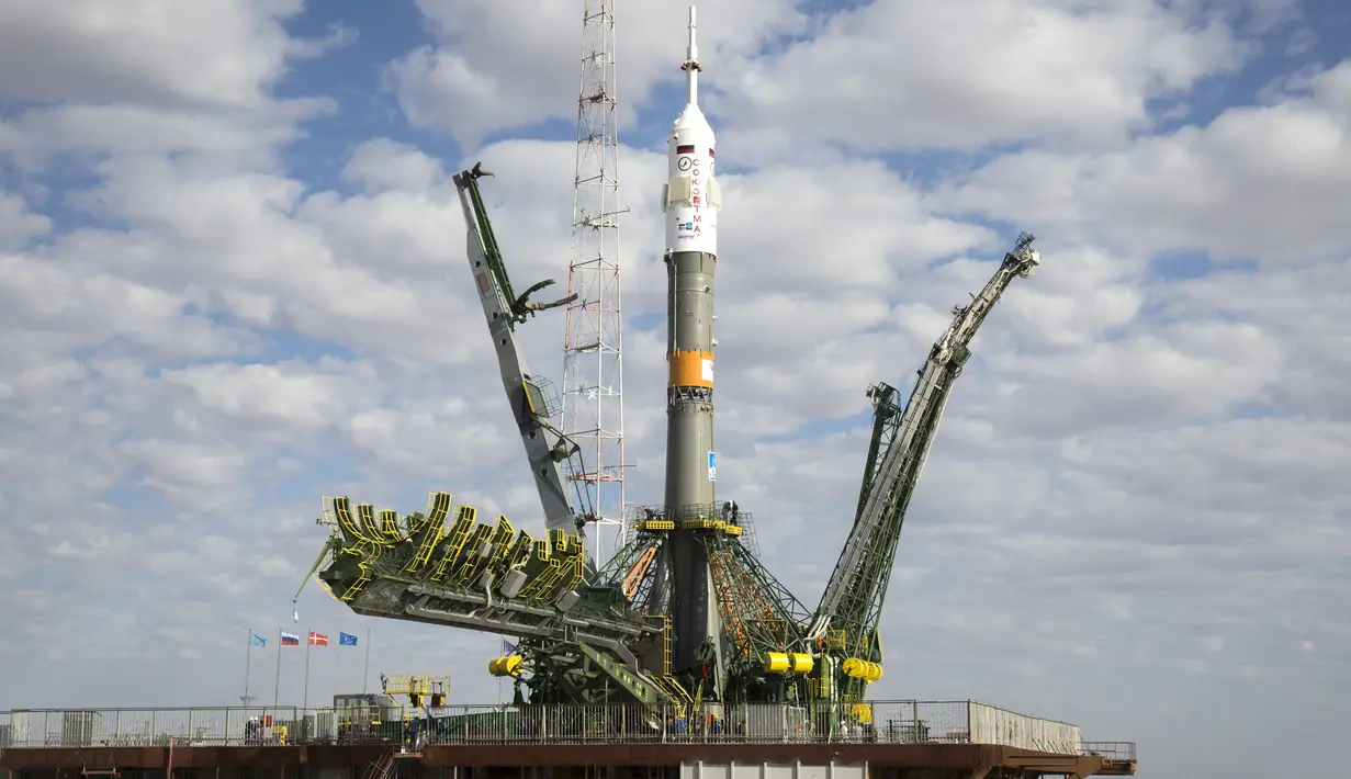 Pesawat luar angkasa  Soyuz TMA - 18M saat diletakkan di landasan peluncuran, kosmodrom Baikonur, Kazakhstan,Senin (31/8/2015). Soyuz akan dijadwalkan lepas landas pada dua September 2015. (REUTERS/Shamil Zhumatov)