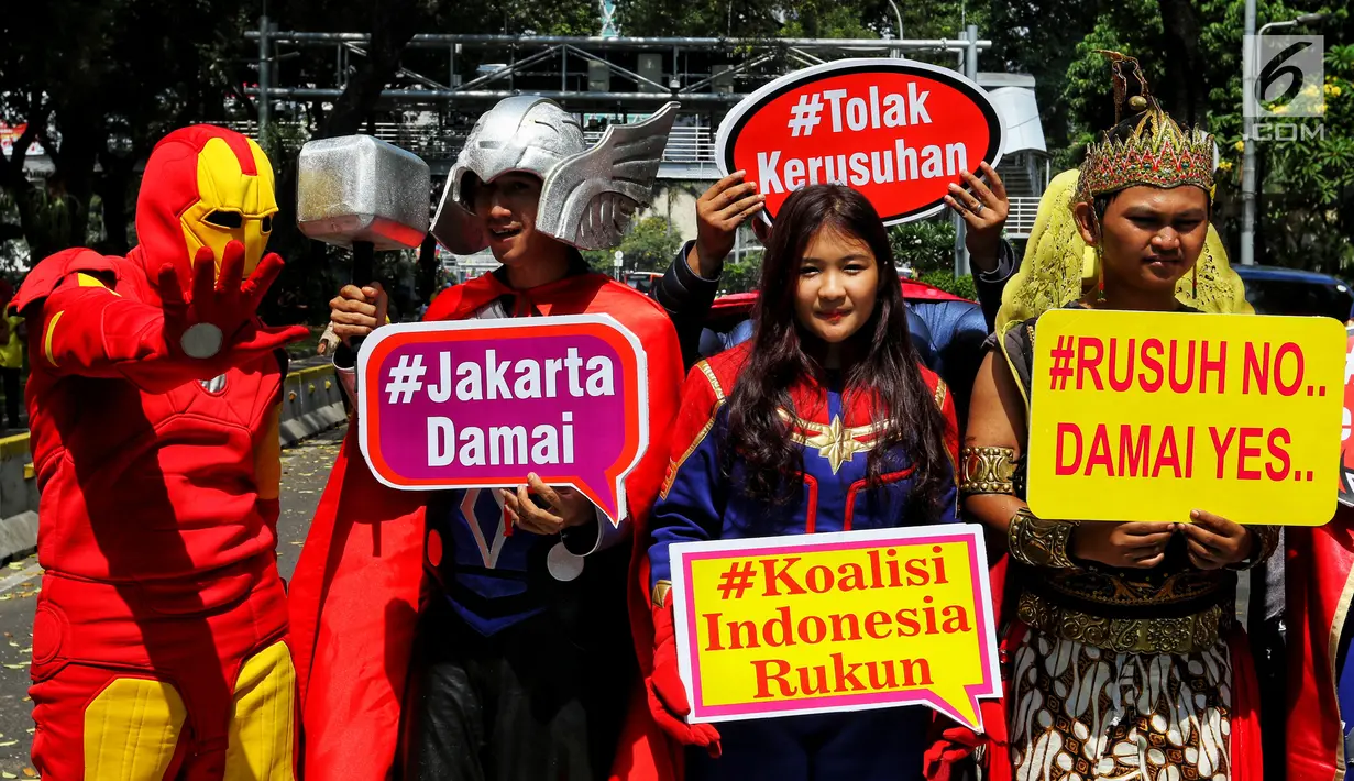 Sejumlah massa mengenakan baju superhero melakukan aksi berjalan dari Patung Kuda menuju gedung Mahkamah Konstitusi (MK), Jakarta Pusat, Selasa (18/6/2019). Dalam aksinya mereka menyerukan perdamaian. (Liputan6.com/Johan Tallo)