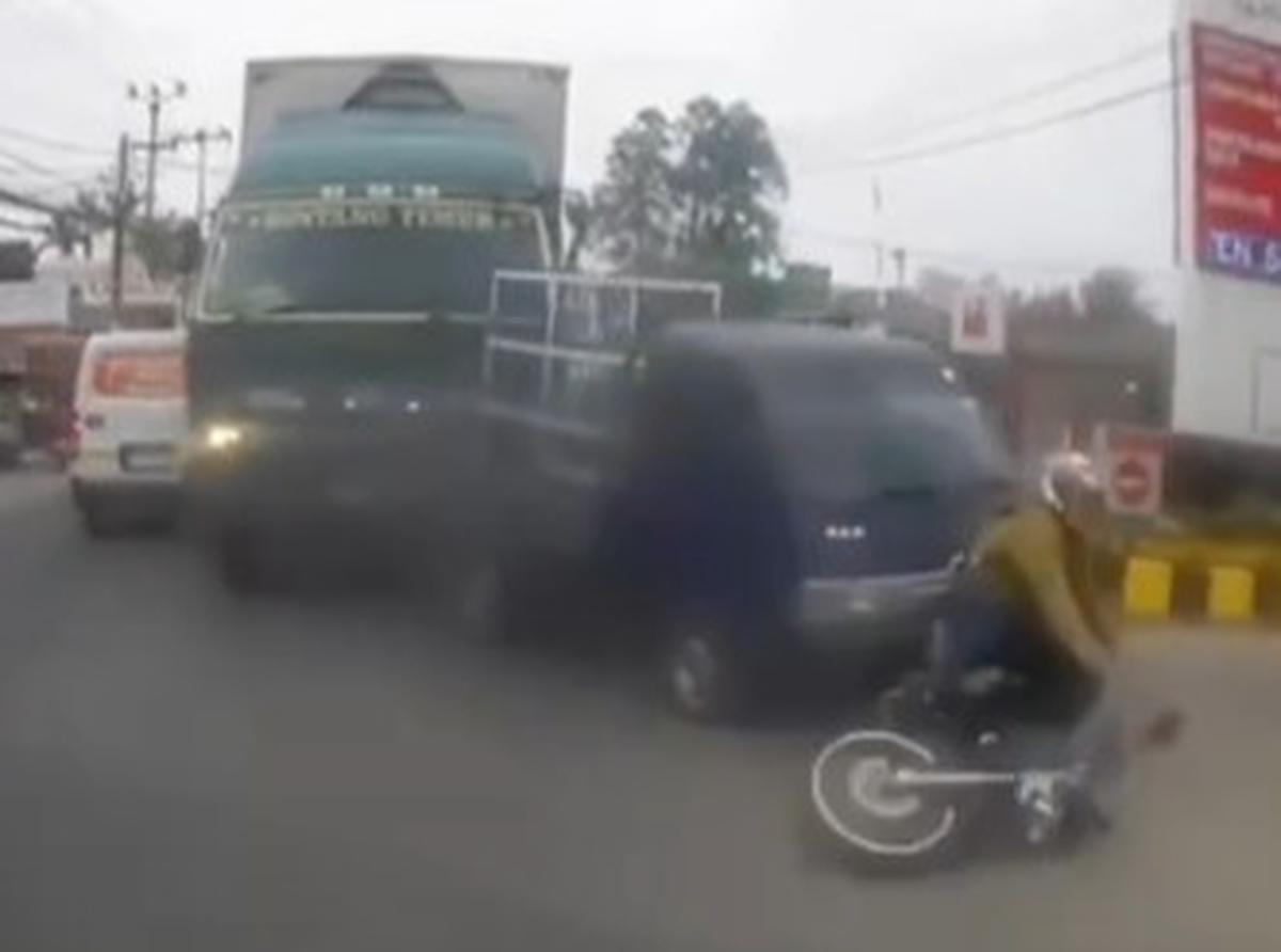 Detik-detik Kontainer Maut Tabrak Banyak Kendaraan & Lindas Siswi di Tangerang