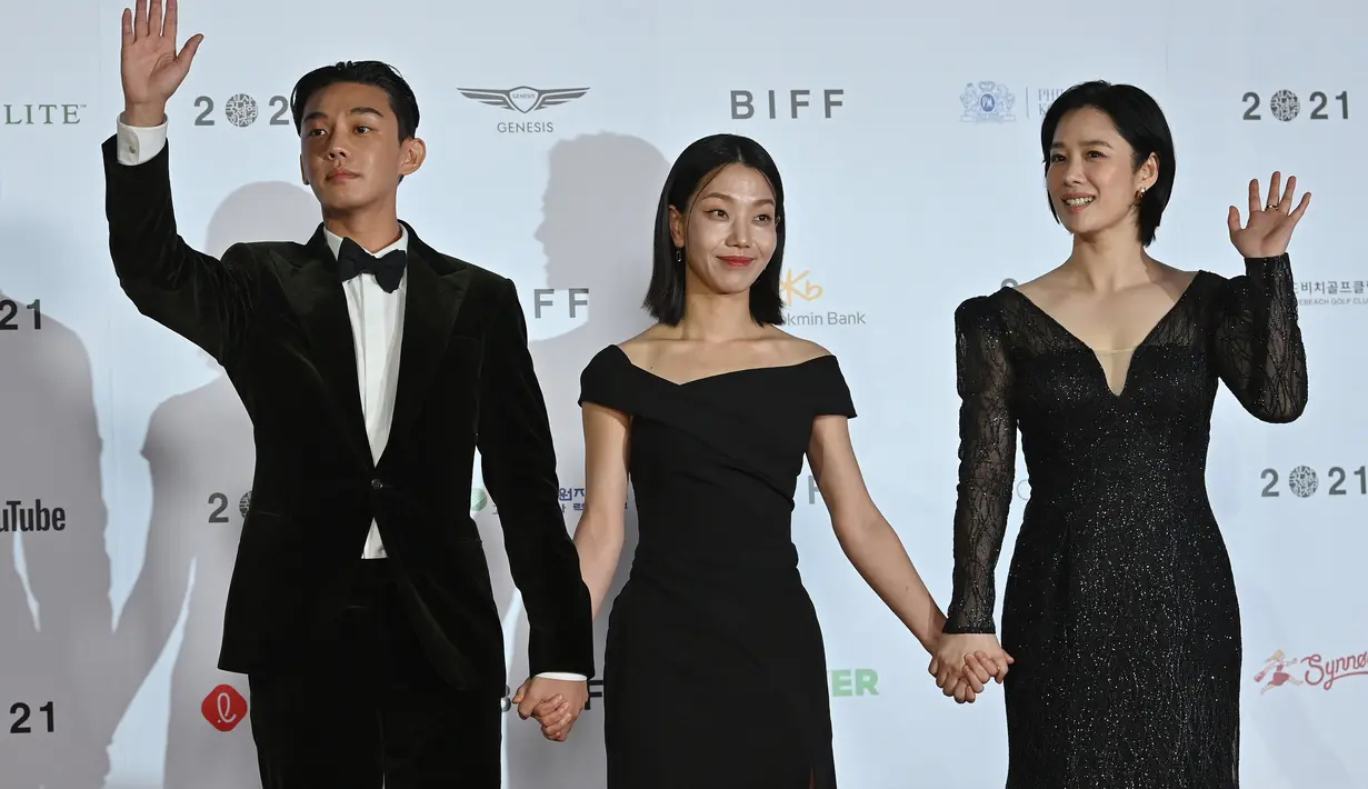 Aktor Korea Selatan Yoo Ah In (kiri) dengan aktris Kim Shin Rok (tengah) dan Kim Hyun Joo (kanan) berpose di karpet merah upacara pembukaan Festival Film Internasional Busan (BIFF) ke-26 di Bioskop Busan Center, Busan, 6 Oktober 2021. (Jung Yeon Je/AFP)