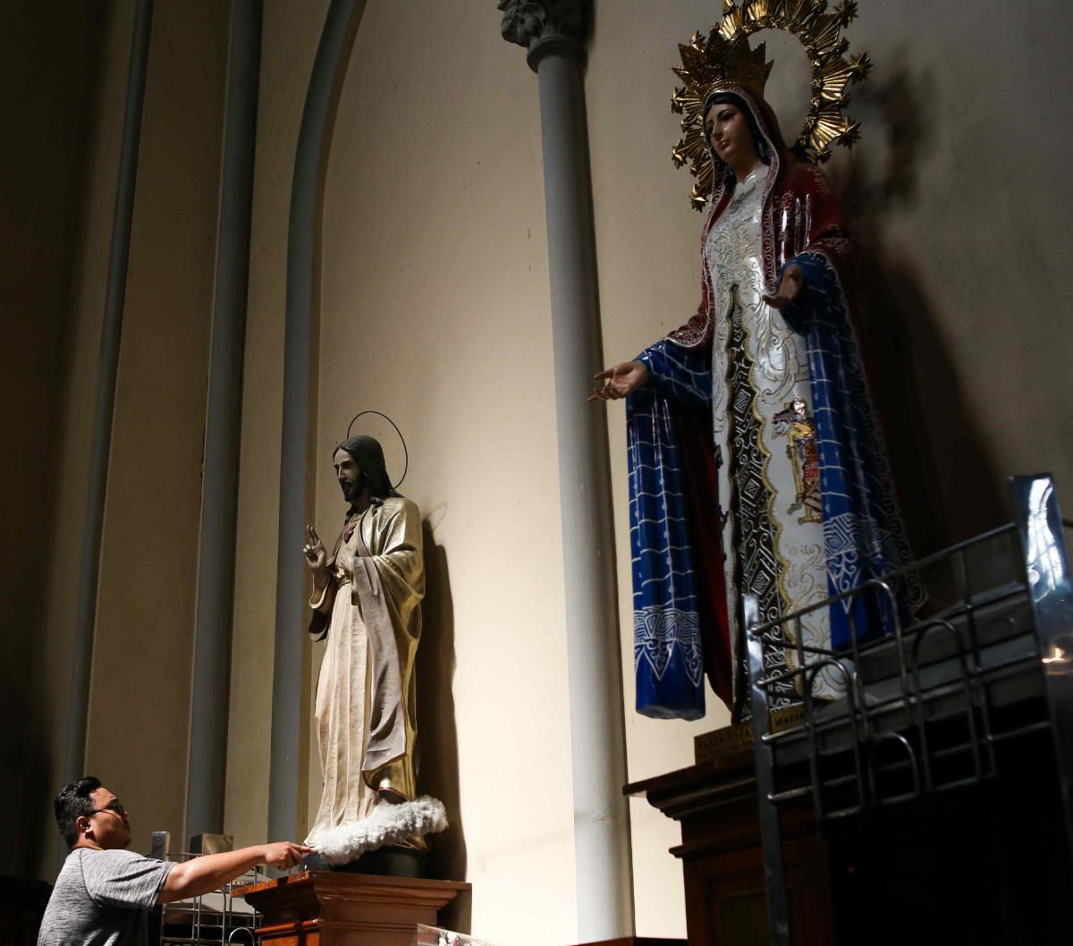 Kegiatan bersih-bersih gereja mulai dilakukan untuk persiapan Perayaan Natal.<br><br>Seperti di Gereja Katedral, Jakarta ini para pekerja tampak sibuk membersihkan patung pada Kamis (21/12/2023).<br>