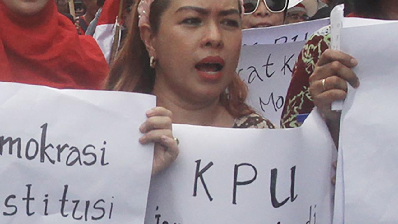 FOTO: Geruduk KPU, Ratusan Pengunjuk Rasa Tolak Hasil Pemilu yang Diduga Penuh Kecurangan