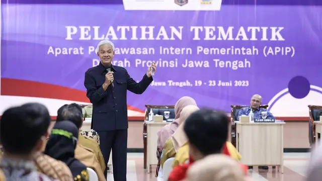 Gubernur Jawa Tengah (Jateng) Ganjar Pranowo mengumpulkan Aparat Pengawasan Intern Pemerintah (APIP) se-Jateng di Auditorium Sasana Widya Praja, BPSDM Provinsi Jateng, Kota Semarang, Senin (19/6/2023).
