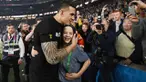 Alma Rugby menyiarkan video tentang Charlie Lines bocah 15 tahun yang mendapat medali emas juara dunia dari Sonny Bill Williams atlet Selandia Baru usai final Piala Dunia Rugbi 2015 di London, Inggris. Ia berhasil lolos walau sempat terjatuh karena t...