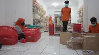 Karyawan Azwardi yang sedang menyiapkan snack untuk dikirim. Snack ini banyak terjual melalui marketplace Shopee selagi kondisi pandemi masih tidak memungkinkan pembeli untuk sering berbelanja ke toko secara langsung. (Foto: Liputan6.com).