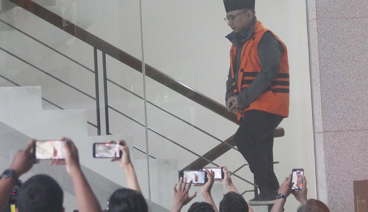 Indonesia Corruption Watch (ICW) mendesak Dewas KPK untuk memeriksa pimpinan KPK yang memberikan persetujuan agar Yaqut Cholil Qoumas menjadi tahanan rumah. Tampak dalam foto, tersangka kasus dugaan korupsi kuota haji tambahan tahun 2023–2024, Yaqut Cholil Qoumas saat tiba di Gedung Merah Putih Komisi Pemberantasan Korupsi (KPK), Jakarta, Selasa (24/3/2026). (merdeka.com/Arie Basuki)