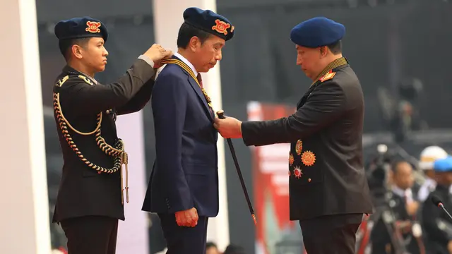 Kapolri Jenderal Listyo Sigit Prabowo memberi medali Loka Praja Samrakshana kepada Presiden Jokowi.