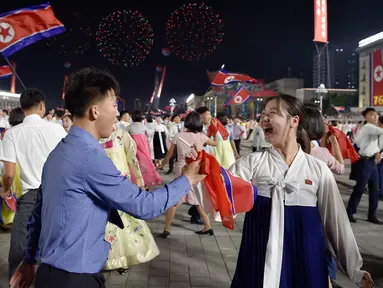 Para peserta mengambil bagian dalam pertemuan perayaan dan jamuan malam untuk memperingati ulang tahun ke-76 berdirinya Korea Utara di Kim Il Sung Square, Pyongyang pada 8 September 2024. (KIM Won Jin/AFP)