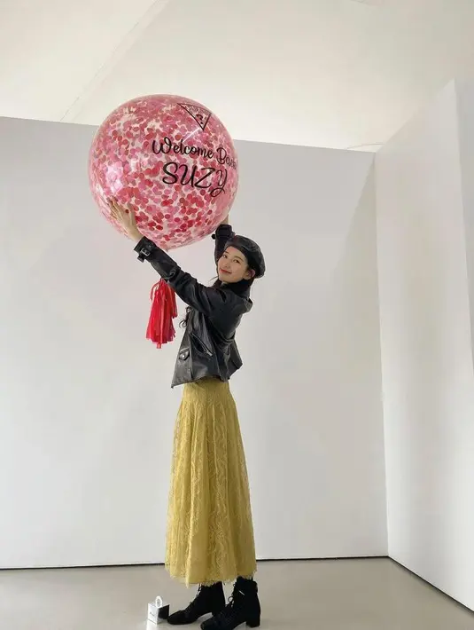 Bae Suzy tampil chic dan trendi dengan padu padan tutu skirt dengan leather jacket. Baret cap sebagai aksesoris membuatnya tampil menawan!. (Instagram/ skuukzky)