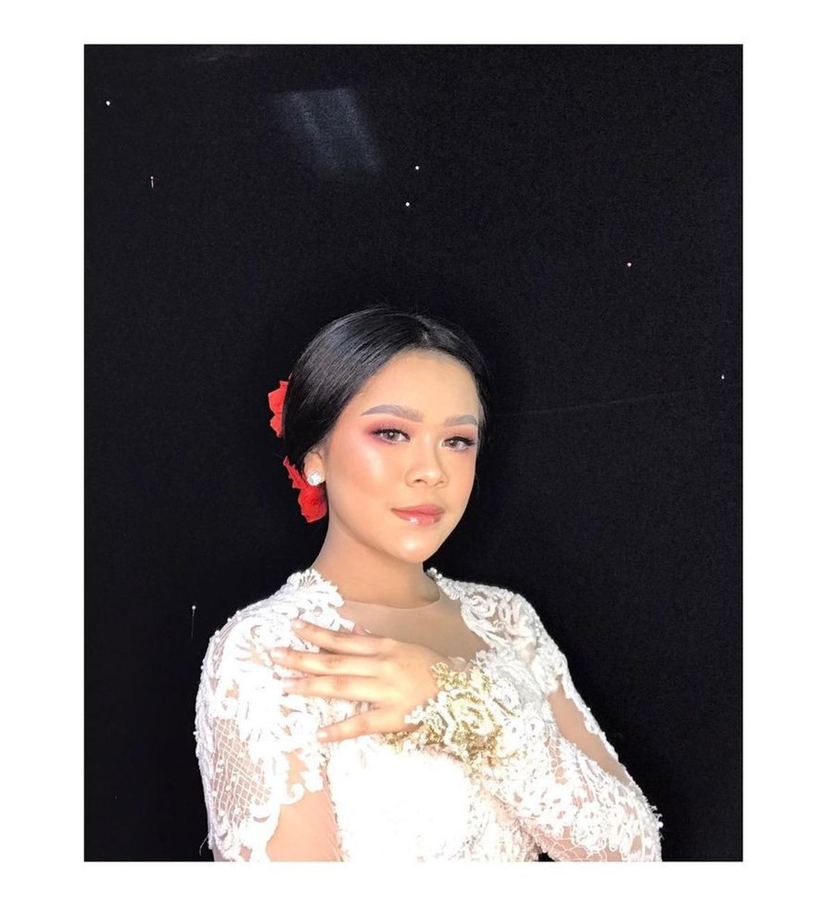 Pakai Kebaya Warna Putih