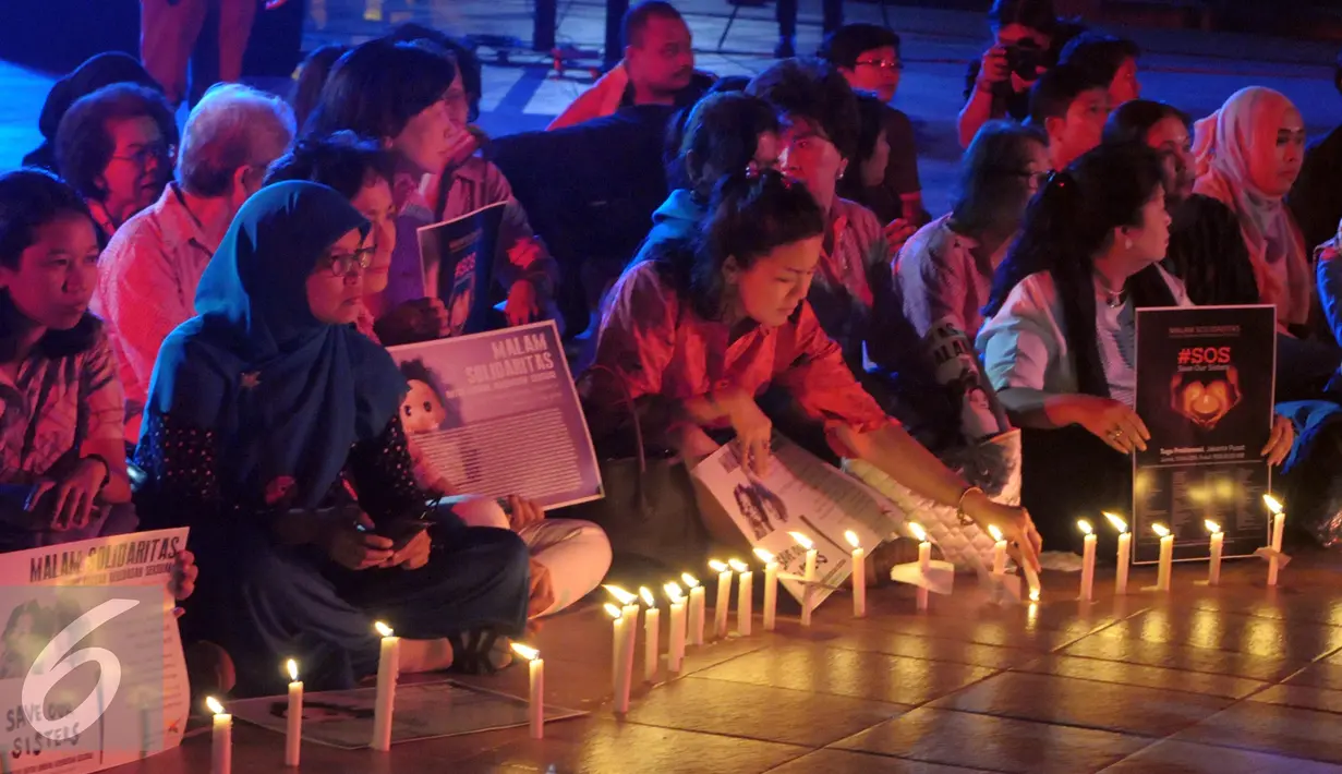 Sejumlah perempuan menyalakan lilin di Tugu Proklamasi, Jakarta, Jumat (13/5) Malam Solidaritas untuk Korban Kekerasan Seksual dilakukan sekaligus untuk memperingati 40 hari tragedi Wafatnya YY. (Liputan6.com/Helmi Afandi)