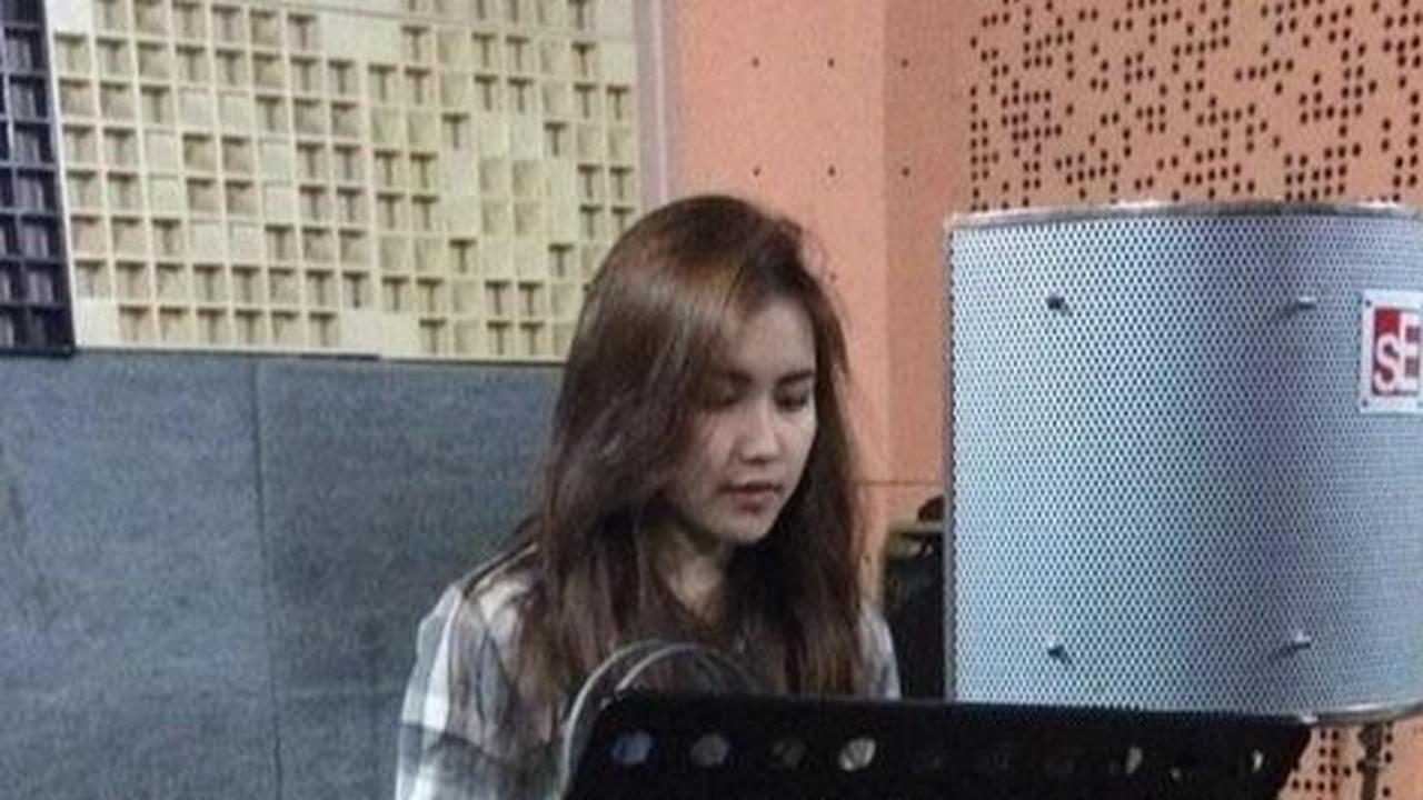 4.&nbsp;Tampilan Sederhana Ayu Ting Ting Saat Latihan Rekaman di Studio