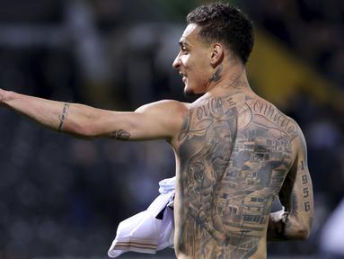 Pemain Real Betis, Antony melakukan selebrasi setelah mencetak gol ke gawang Vitoria Guimaraes dalam laga leg 2 babak 16 besar Conference League yang berlangsung di D Afonso Henriques Stadium, Portugal, Jumat (14/03/2025) dini hari WIB. (AP Photo/Luis Vieira)