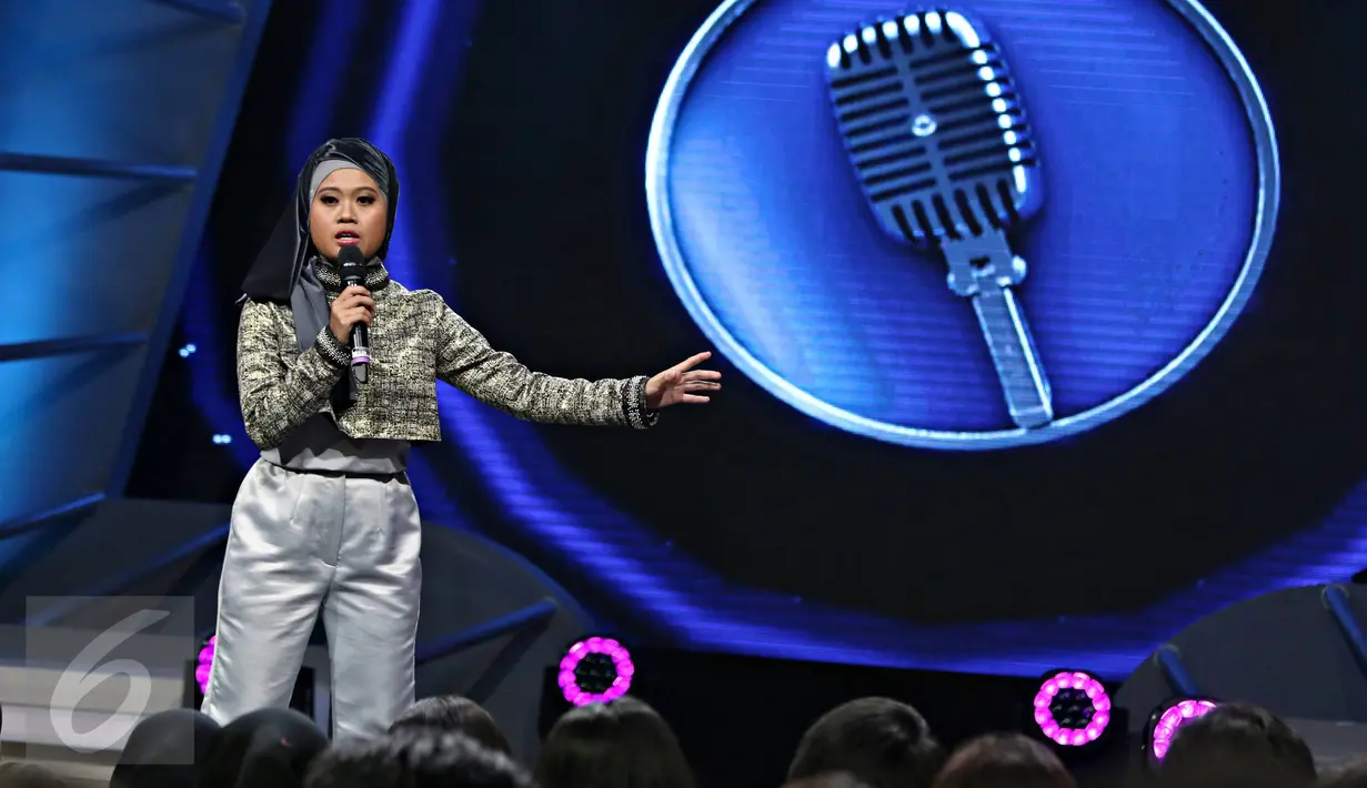 Komika Musdalifah tampil menghibur penonton dalam acara Grand Final Stand Up Comedy 2015 di Studio Indosiar, Jakarta, Kamis (13/11/2015). Para Finalis akan merebutkan memperebutkan hadiah ratusan juta rupiah. (Liputan6.com/Immanuel Antonius)