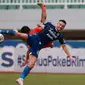 Pemain Persib Bandung, Marc Anthony Klok (kanan) berebut bola dengan pemain Borneo FC dalam pertandingan lanjutan BRI Liga 1 2022/2023 yang berlangsung di Stadion Pakansari, Bogor, Kamis (26/1/2023). (Bola.com/Ikhwan Yanuar)