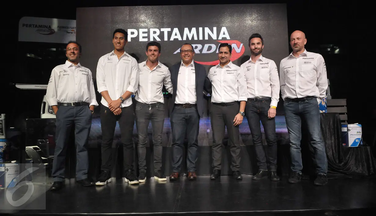 Pembalap Indonesia Sean Gelael foto bersama dengam tim Pertamina Arden usai konferensi pers di Jakarta, Kamis (20/4). (Liputan6.com/Helmi Afandi)