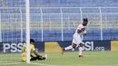 Striker Borneo FC, Guy Junior melakukan selebrasi usai mencetak gol ke gawang PSM Makassar melalui eksekusi penalti dalam laga matchday ke-3 Grup B Piala Menpora 2021 di Stadion Kanjuruhan, Malang, Rabu (31/3/2021). (Bola.com/M Iqbal Ichsan)