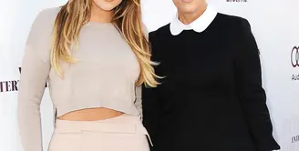 Khloe Kardashian tentu saja mendapatkan bantuan dari sang ibu, Kris Jenner, saat melahirkan nanti. (Us Weekly)