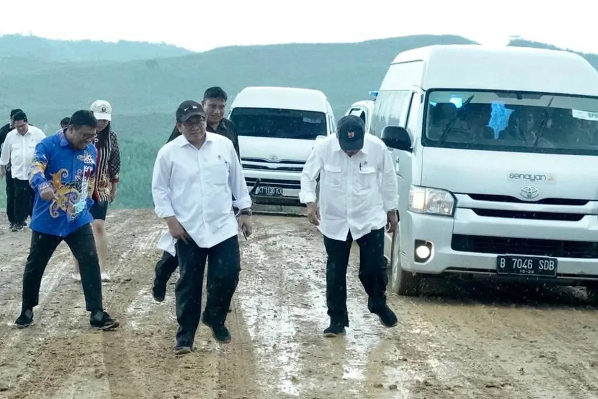 Presiden Jokowi dan sejumlah menteri meninjau ibu kota baru di Kecamatan Sepaku, Kabupaten Penajam Paser Utara, Kalimantan Timur, Selasa (17/12/2019).(Foto: Biro Pers Setpres)