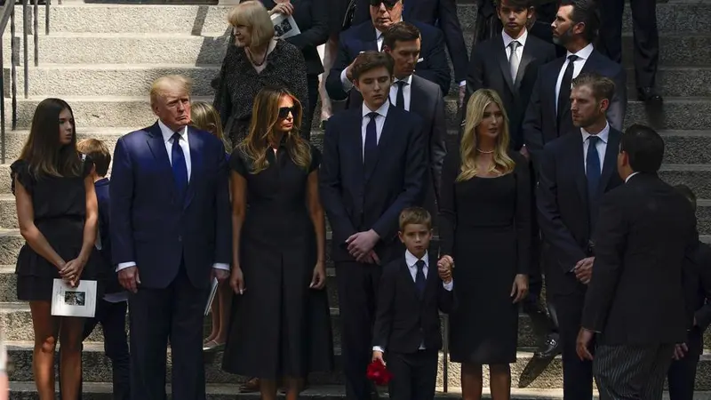 Eks Presiden AS Donald Trump, Melania Trump, Barron Trump, Jared Kushner, Ivanka Trump, Donald Trump Jr. dan Eric Trump di Gereja Katolik Roma St. Vincent Ferrer saat pemakaman Ivana Trump, Rabu, 20 Juli 2022, di New York. (AP Photo/Julia Nikhinson)